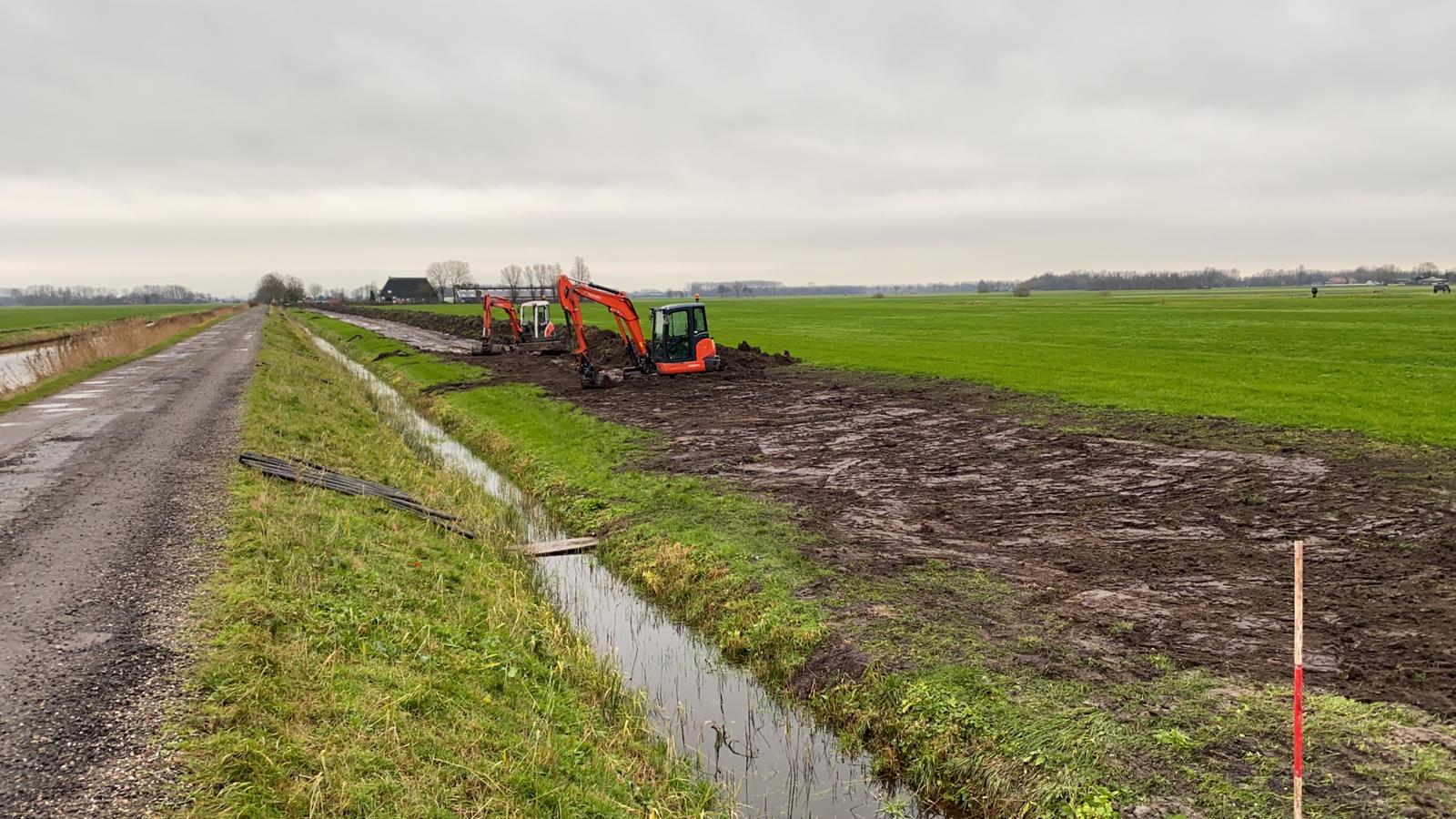 Feenstra-minikraan-huren-kabels-leidingen-bestrating-grondverzet-Friesland-Gersloot